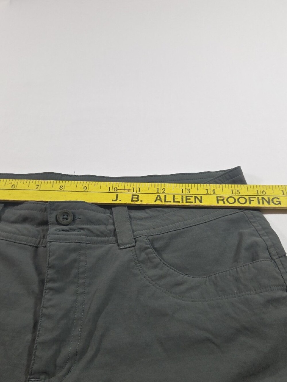 Eddie Bauer Casual Women's 8 Cargo Shorts Olive - Picture 2 of 9